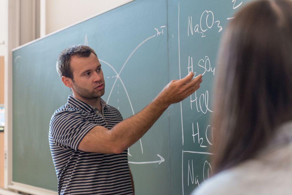 Nicht jeder ausgebildete Lehrer wird in seinem Wunschberuf arbeiten können. Das Projekt ALMA will Passauer Lehramtsstudierenden deshalb Alternativen zum Schuldienst ermöglichen.