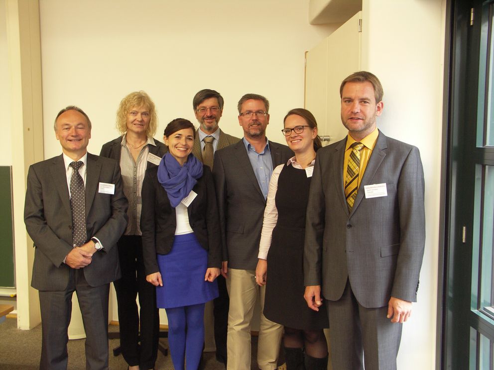 Mitglieder der Arbeitsgruppe hinter den kürzlich vorgestellten Lehrerbildungsstandards (von links): Dr. Hans-Stefan Fuchs, Leiter des Praktikumsamtes für Grund- und Mittelschulen der Universität Passau, Prof. Dr. Jutta Mägdefrau, Sprecherin und wissenschaftliche Leitung des ZLF sowie Lehrstuhl für Erziehungswissenschaften mit Schwerpunkt empirische Lehr-/Lernforschung, Dr. Sabrina Kufner, Mitarbeiterin am Lehrstuhl für Erziehungswissenschaften mit Schwerpunkt empirische Lehr-/Lernforschung, Seminarrektor Peter Schmidhuber, zuständig für den Vorbereitungsdienst an der Regierung von Niederbayern, Studiendirektor Thomas Fraundorfner, Leiter des Praktikumsamtes für Gymnasien in Niederbayern, Katharina Jonas, Mitarbeiterin der Professur für Didaktik der Geschichte der Universität Passau und Beratungsrektor Christian Sobotta, Leiter des Praktikumsamtes für Realschulen in Niederbayern.